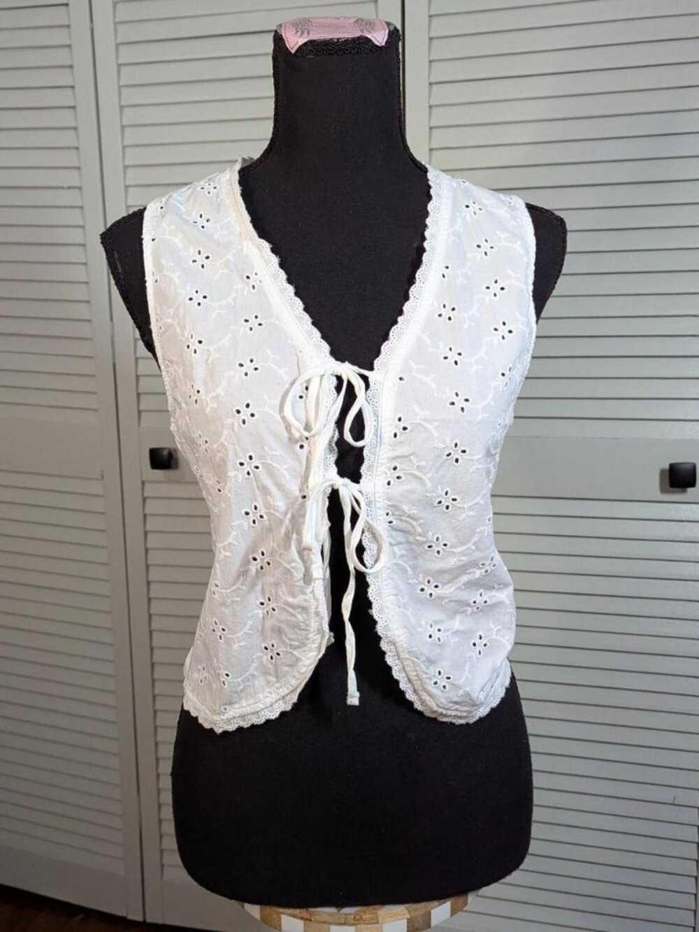 Cotton Eyelet Tie front top/vest